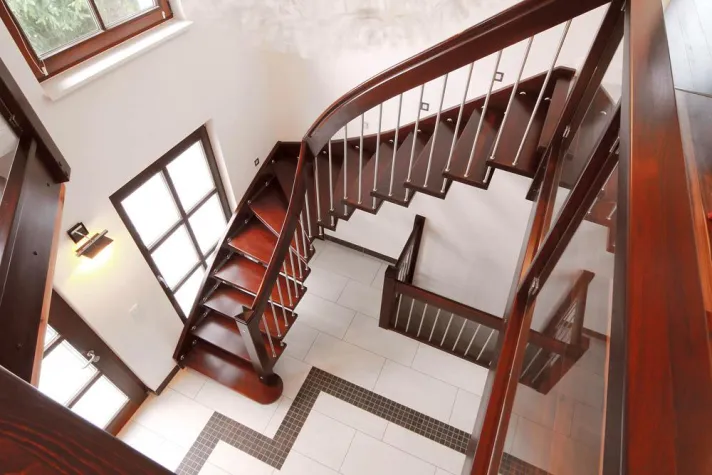 Bild: Tragbolzentreppe in handlauftragender Bauweise