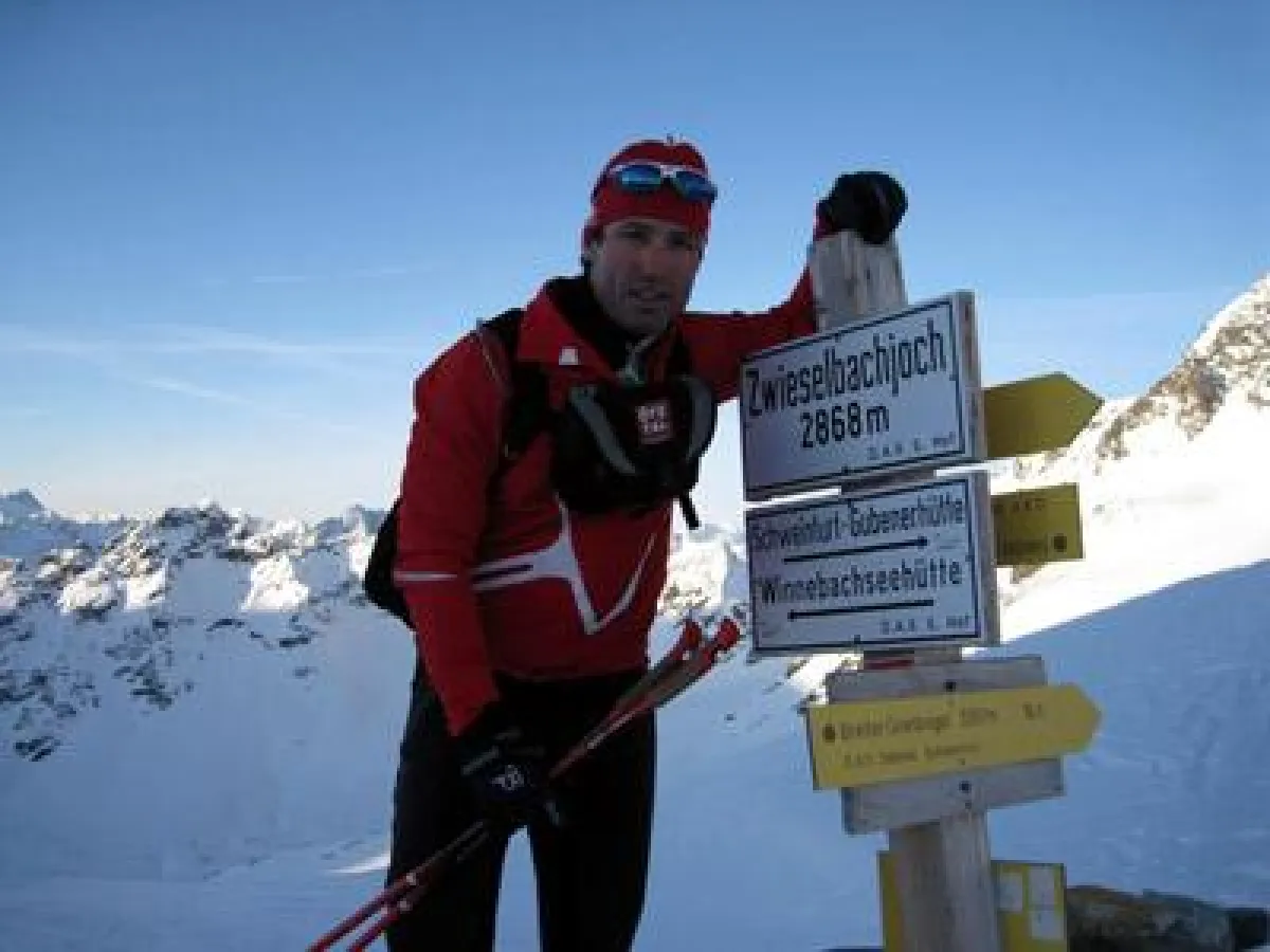 Peter Schlickenrieder überquerte erstmals die Alpen von Süd nach Nord in nur 5 Tagen per Ski. Hier bei seiner 4. Etappe am Zwieselbachjoch im Ötztal