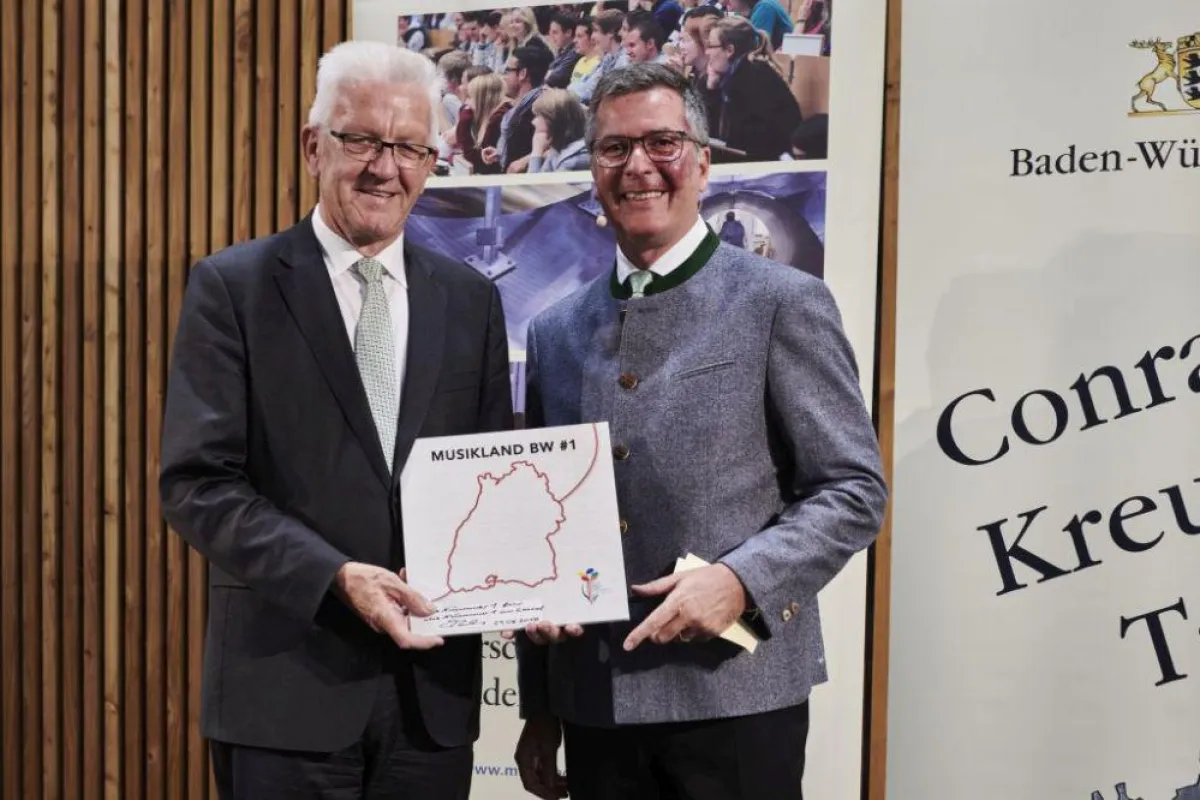 LMV Präsident Christoph Palm überreicht Ministerpräsident Kretschmann die LP 