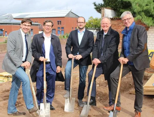 Erster Spatenstich: Hotel- und Wohnprojekt „Queich-Quattro“ wird Realität Bild: Erster Spatenstich: Hotel- und Wohnprojekt „Queich-Quattro“ wird Realität