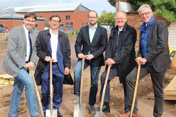 Bild: Erster Spatenstich: Hotel- und Wohnprojekt „Queich-Quattro“ wird Realität