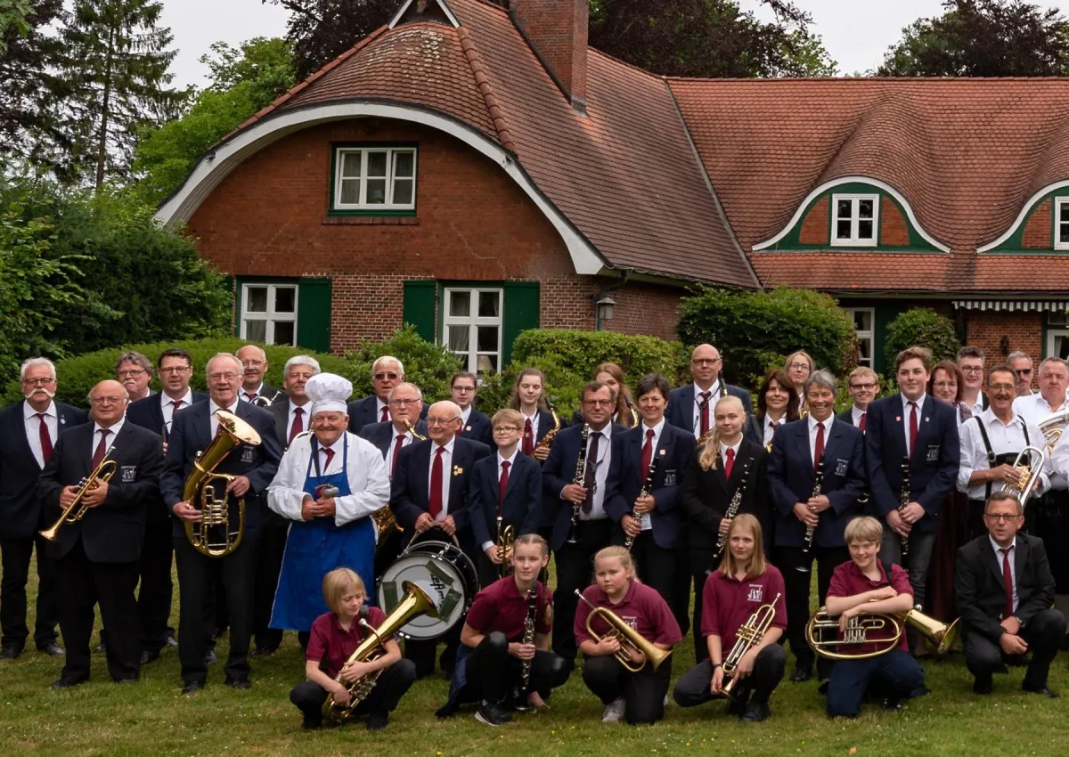 Die Möhnsener Musikanten vor dem Herrenhaus auf Gut Basthorst bei Hamburg