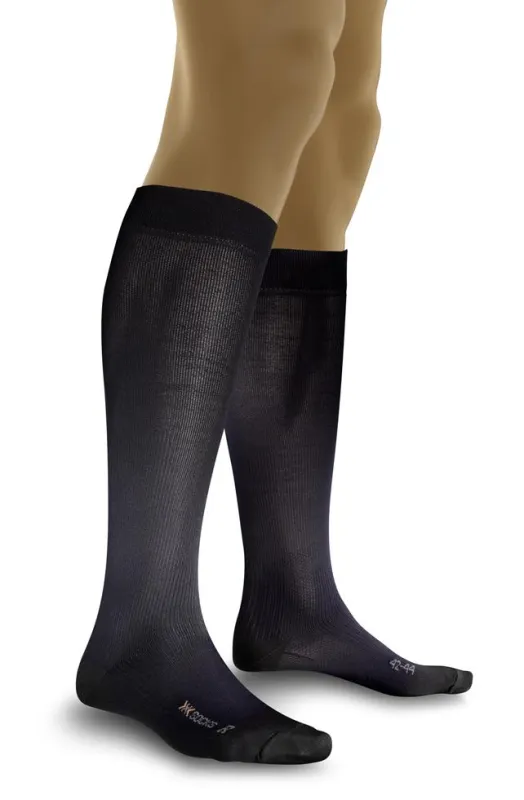 Die Hightech-Funktionssocke „AirTravel Smart Compression“ von X-Socks senkt das Thrombose-Risiko bei Flügen oder langen Busfahrten.