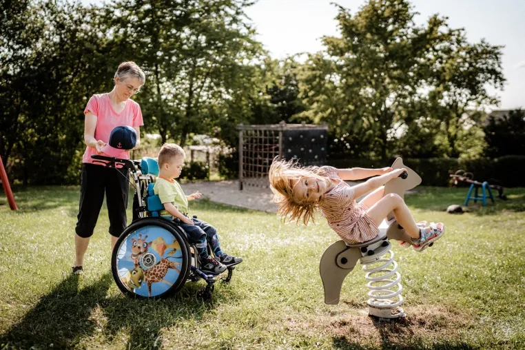 Wir suchen Unterstützung im Ehrenamt für Familien mit einem lebensverkürzend erkrankten Kind. Bild: Wir suchen Unterstützung im Ehrenamt für Familien mit einem lebensverkürzend erkrankten Kind.