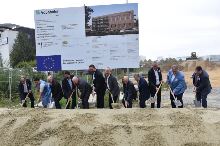 Spatenstich für neuen Fraunhofer-Forschungsbau am Hafen Straubing-Sand Bild: Spatenstich für neuen Fraunhofer-Forschungsbau am Hafen Straubing-Sand