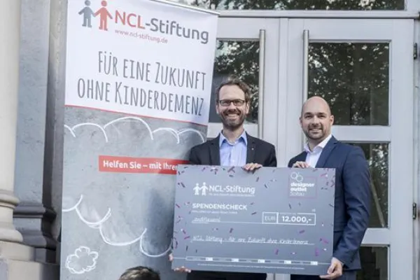 Bild: Designer Outlet Soltau spendet 12.000 Euro an die NCL-Stiftung.