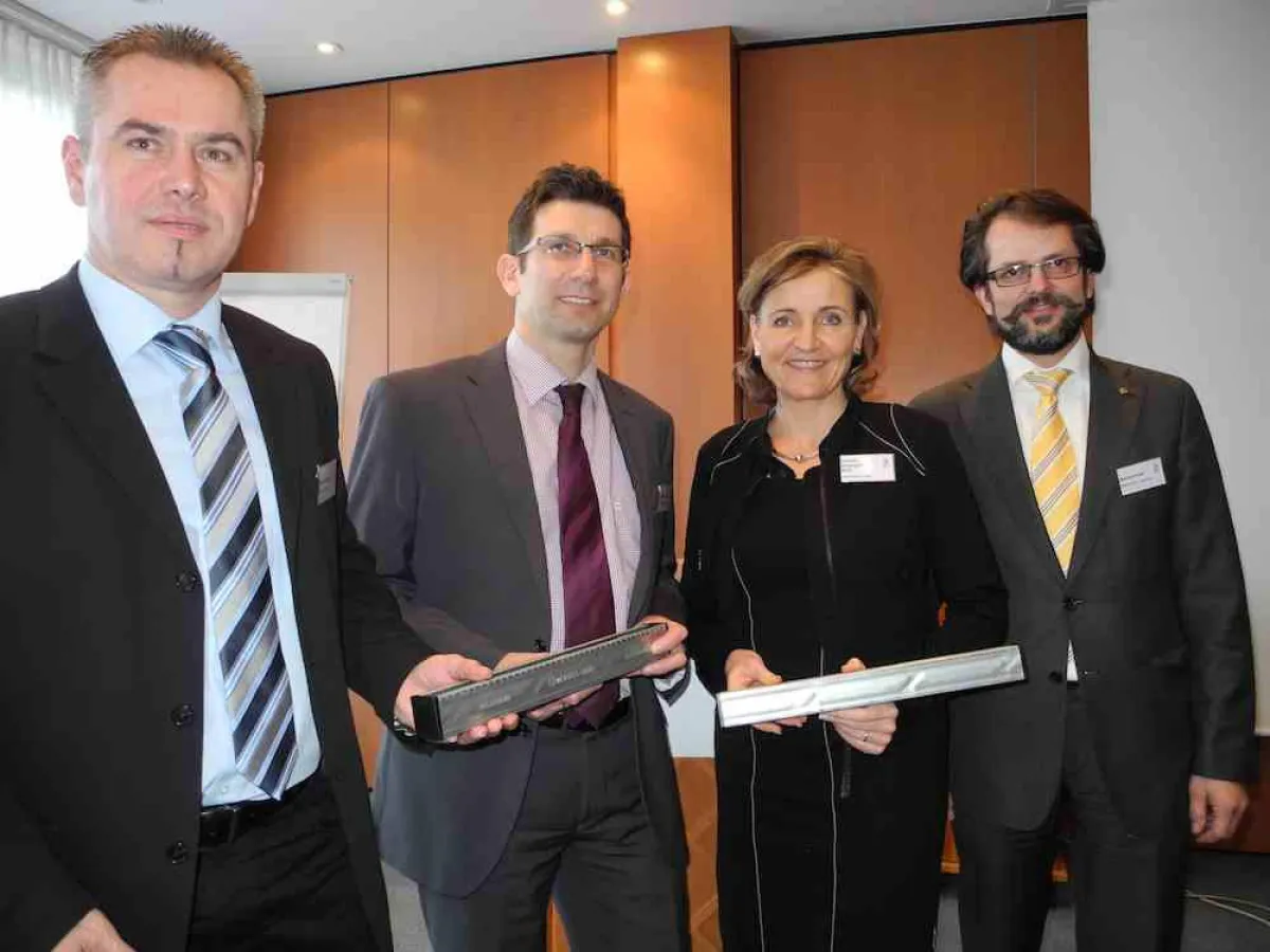 Präsentation der neuen Montageschiene (Foto: PROFILMETALL GmbH).