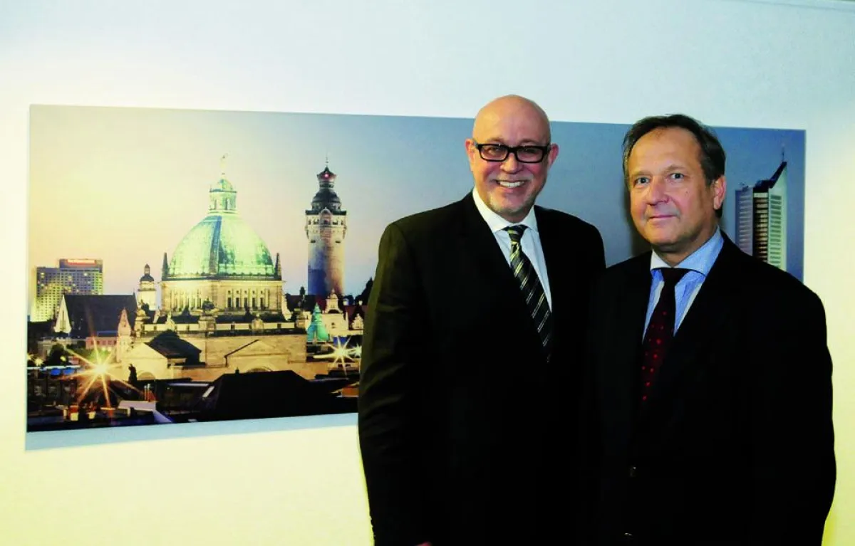 DMV-Präsident  Karl Georg Musiol gratuliert MCL Präsident Prof. Dr. Georg Donat zum Eintritt.