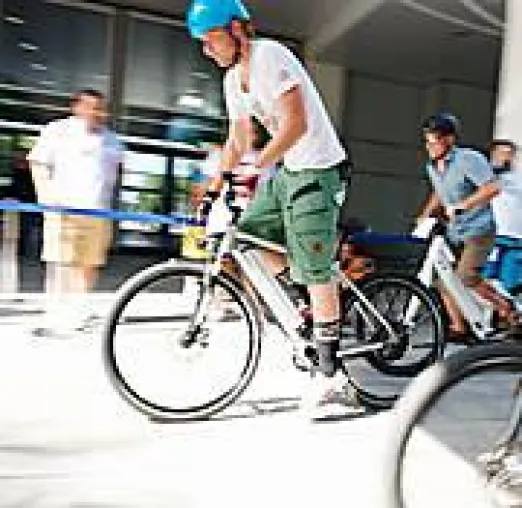 Flitzschnell ans Ziel. flitzbike-Modell P18/S45 gewinnt beim ISPO-Pedelec-Rennen 2013 in München Bild: Flitzschnell ans Ziel. flitzbike-Modell P18/S45 gewinnt beim ISPO-Pedelec-Rennen 2013 in München