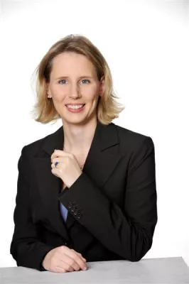 Bild: Firmenfeier mit Dirndl, Lederhose & Co.: Knigge-Tipps für die Wiesn