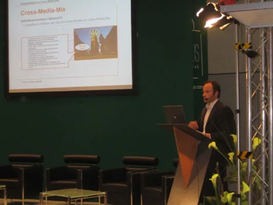 Bild: Rheinische Fachhochschule präsentierte auf der Marketingservices in Hamburg empirische Studie über crossmediale Kampagnen