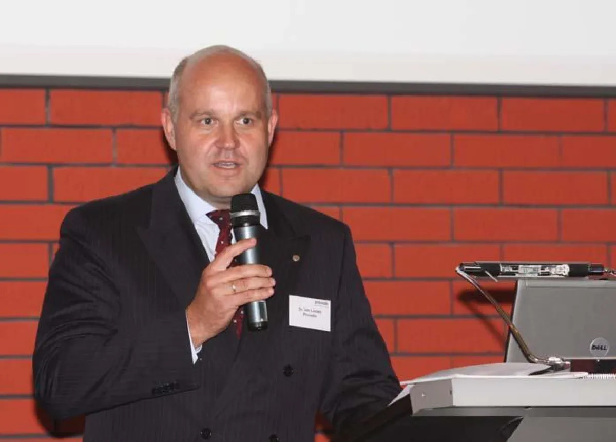 Provadis-Geschäftsführer Dr. Udo Lemke begrüßte die Teilnehmer der Veranstaltung Provadis Forum Personal im Peter-Behrens-Bau