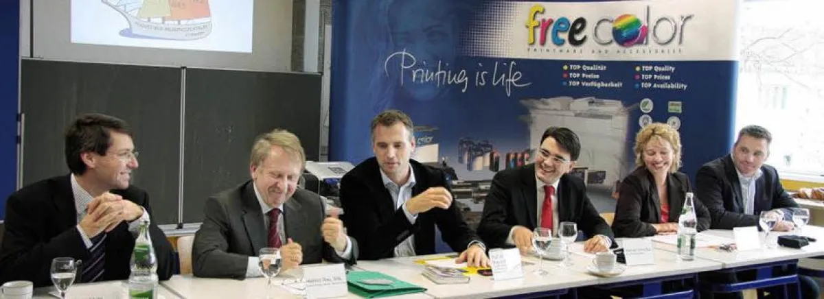 Stolz auf die neue Partnerschaft von Wirtschaft und Schule: Bruno Metz, Helmut Rau, Thomas Breyer-Mayländer, Michael Unmüßig, Beate Ritter und Christof Terglane Foto: Decoux-Kone