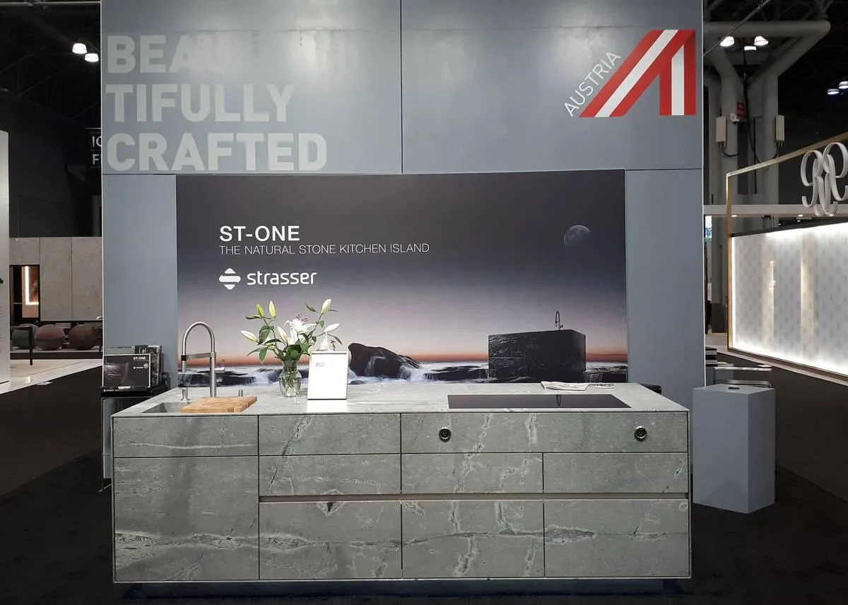 Beeindruckte auf der größten Möbel- und Design-Messe in New York: Die Naturstein-Kücheninsel ST-ONE
