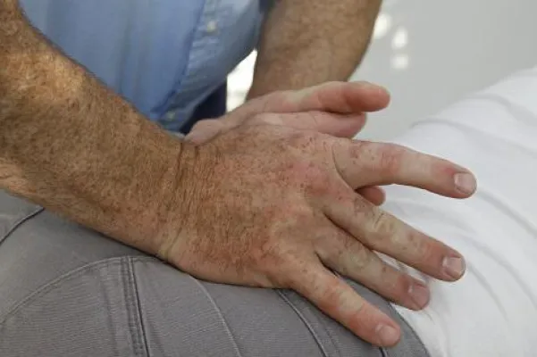 Bild: Wenn der Rücken schmerzt – Justieren ist die schonende Alternative zum Einrenken