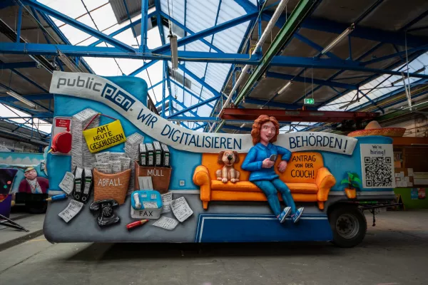 Bild: QR-Kamelle gegen Fachkräftemangel – Unternehmen sucht mit ungewöhnlicher Karnevalsaktion kluge Köpfe