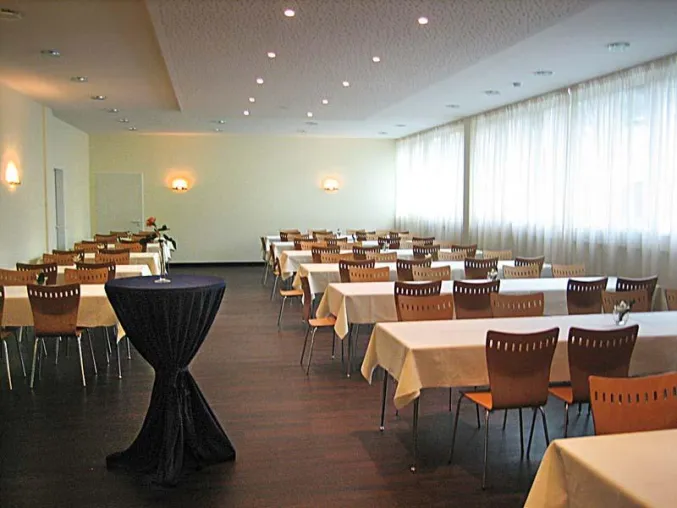 Bild: Das Konferenzcenter im Europa Forum II nahe der Messe München startet mit neuen Räumen ins Jahr 2009