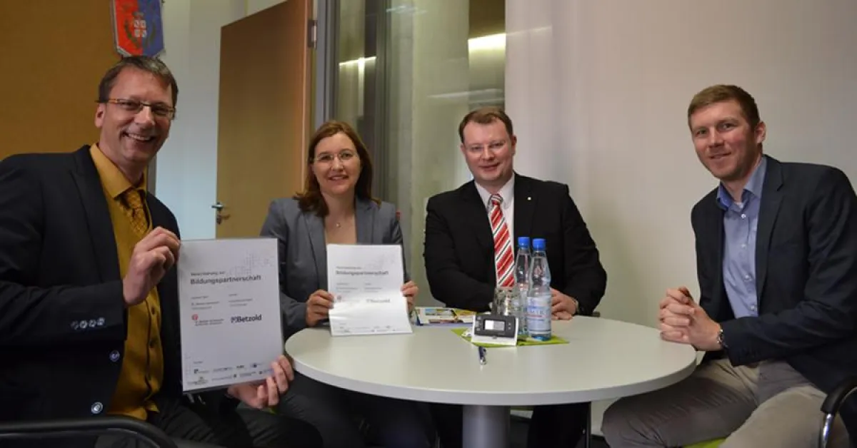 Von links: Holger Schulz, Schulleiter des St. Jakobus-Gymnasiums, Tina und Ulrich Betzold, Personall