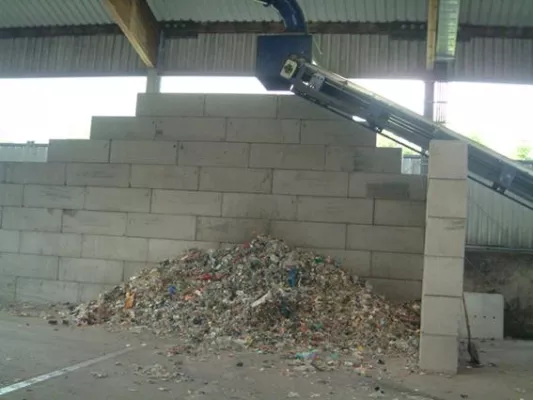 Bild: Die klügere Wand gibt nach - Mobile Lagerwände aus Multibloc-Sicherheits-System-Steinen bieten viele Vorteile