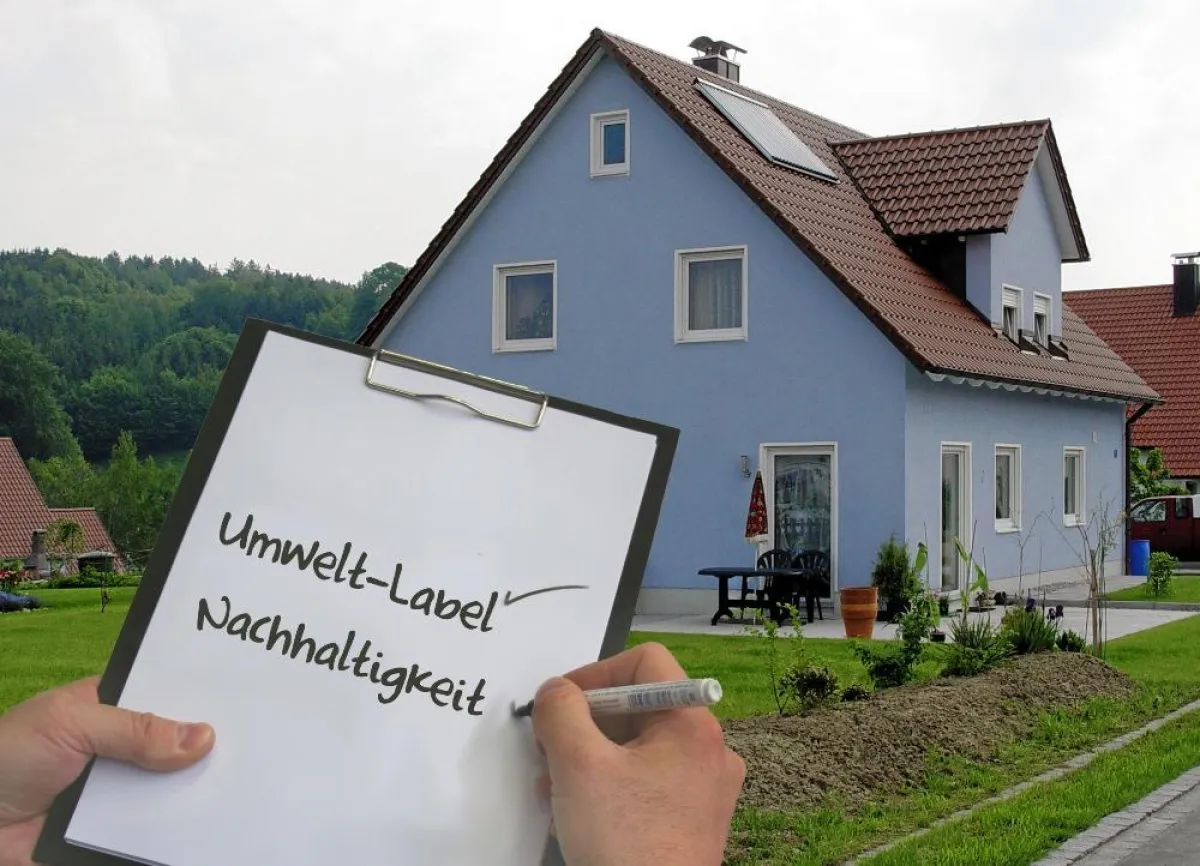 Auf Umwelt-Label sollte man heute beim Hausbau besonders achten. Wichtig ist dabei die Betrachtung der Nachhaltigkeit der verwendeten Baumaterialien. Bild: tdx Themendienst