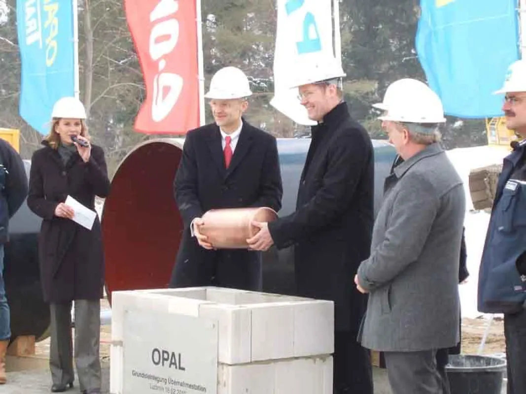 Grundsteinlegung OPAL: Einlassen der Zeitkapsel (Bild: insglück Gesellschaft für Markeninszenierung mbH)