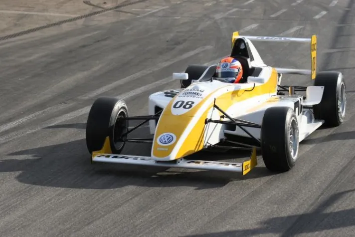 Bild: Jackie Weiss trifft Maximilian Götz: Der ADAC Formel Masters ist ein Mini Formel 3