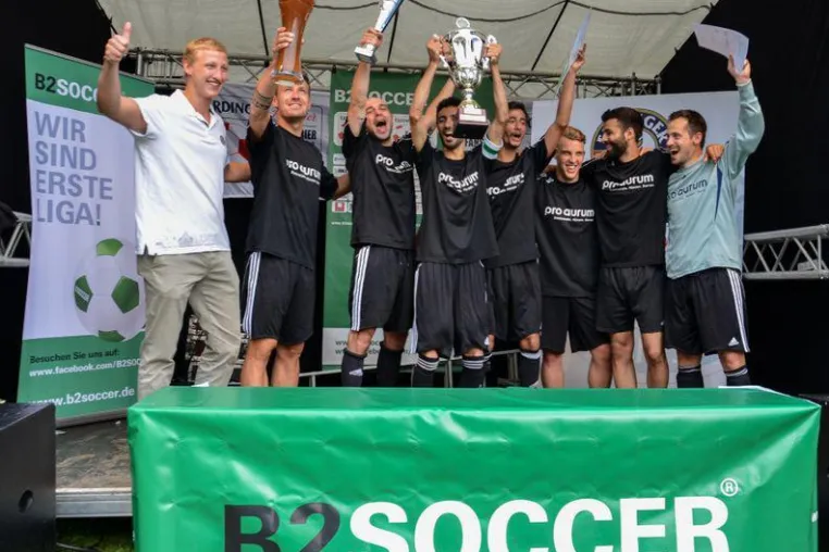 pro aurum gewinnt den Titel „Bayerns Beste Firmenfußballmannschaft“ Bild: pro aurum gewinnt den Titel „Bayerns Beste Firmenfußballmannschaft“