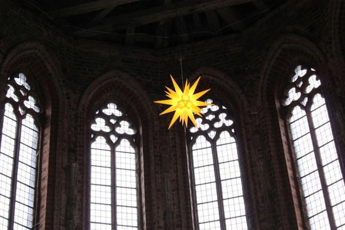 Beleuchtetes Kirchenschiff im Kloster Chorin während der Adventssonntage