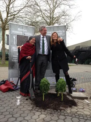 Bild: Sarah Wiener, Vandana Shiva und Volkert Engelsman machen auf der BioFach Boden gut