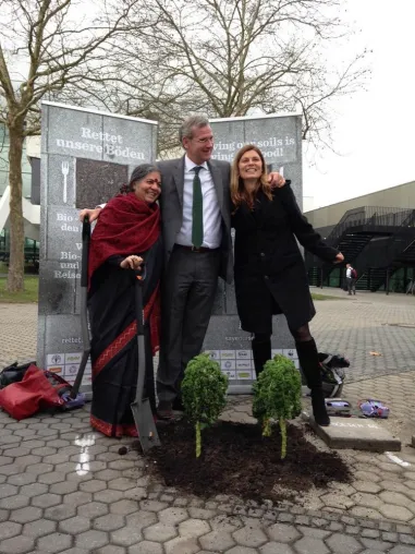 Sarah Wiener, Vandana Shiva und Volkert Engelsman machen auf der BioFach Boden gut Bild: Sarah Wiener, Vandana Shiva und Volkert Engelsman machen auf der BioFach Boden gut