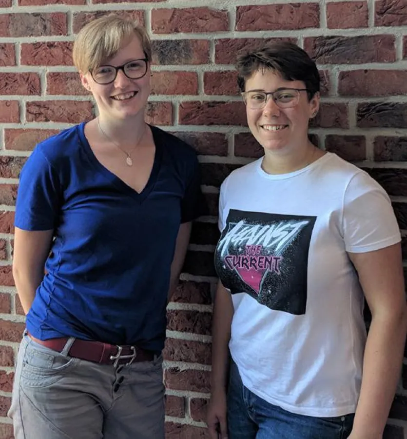 Die Tischlerinnen Sophie Tönsfeuerborn und Stella Meschede (v.l.) vor ihrer Work and Travel-Zeit