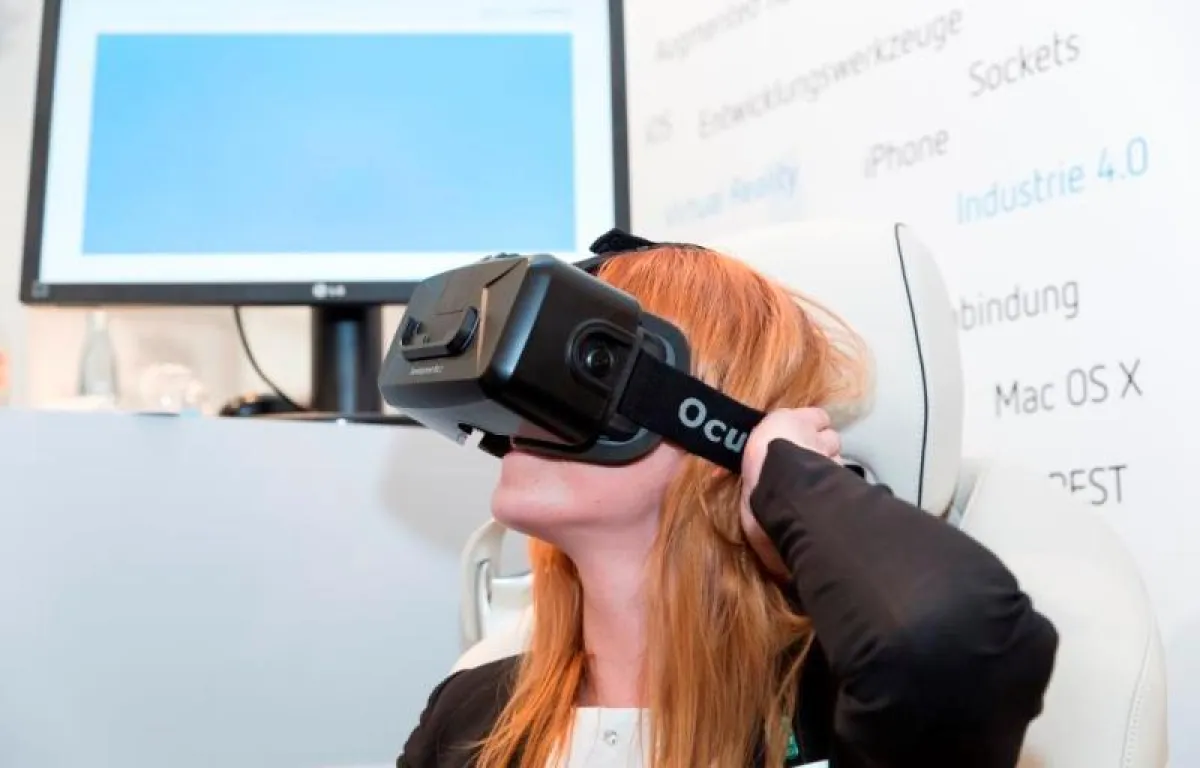 Messebesucherin beim Stand von SALT AND PEPPER mit Datenbrille Oculus Rift