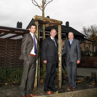 Bild: Wallstein Gruppe: Erst 1.500 Daumenabdrücke fürs Klima gesammelt, dann drei Bäume in Recklinghausen gepflanzt