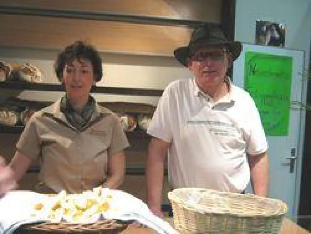Bäckeremisterterin Heike Ambos und Ziegenmeister Michale Rubin auf dem Verkaufsstand