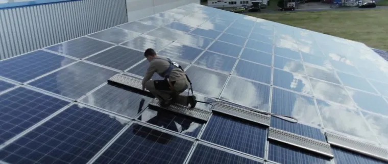 Zerstörungsfreies Arbeiten auf Solaranlagen Bild: Zerstörungsfreies Arbeiten auf Solaranlagen