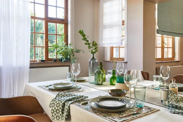 Bild: Les fleurs du jardin anglais – MT Stofferie präsentiert neue Dekostoffe für Ihr Esszimmer