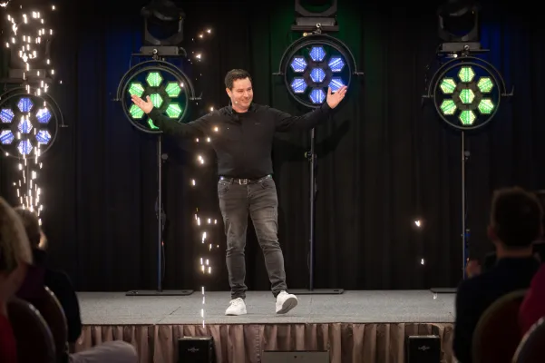 Bild: Guido Schmitz aus der Vulkaneifel begeistert beim 4. Internationalen Speaker Slam in Wiesbaden