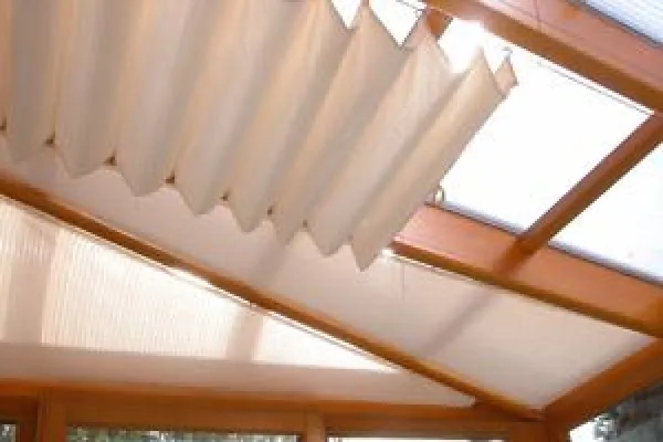 Bild: Dekorativ und Wirksam: Innen liegender Sonnenschutz für Wintergärten