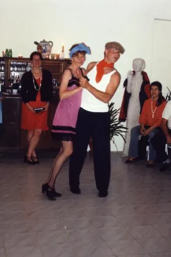 La Rogaia Tangoreisen 2010 Vergessen Sie getrost den Grundschritt Tango Anfängerkurs mit Wolfgang Sandt Bild: La Rogaia Tangoreisen 2010 Vergessen Sie getrost den Grundschritt Tango Anfängerkurs mit Wolfgang Sandt