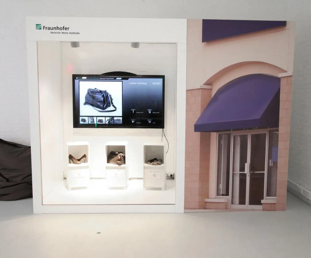 Interaktives Schaufenster im komma,tec redaction Digital Signage Innovation Center