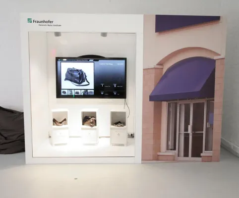 Bild: Interaktives Schaufenster zeigt Zukunft des Shoppens im Digital Signage Innovation Center