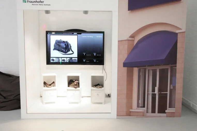 Bild: Interaktives Schaufenster zeigt Zukunft des Shoppens im Digital Signage Innovation Center