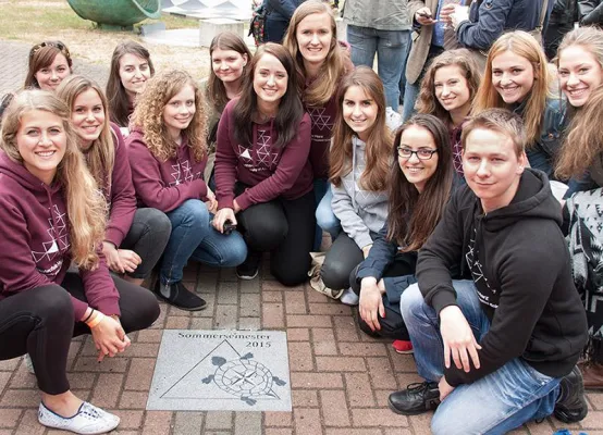 Bild: Schöne Erinnerungen und farbenfrohe Zukunft bei der 20. Steinlegung auf dem 'Walk of Fame'