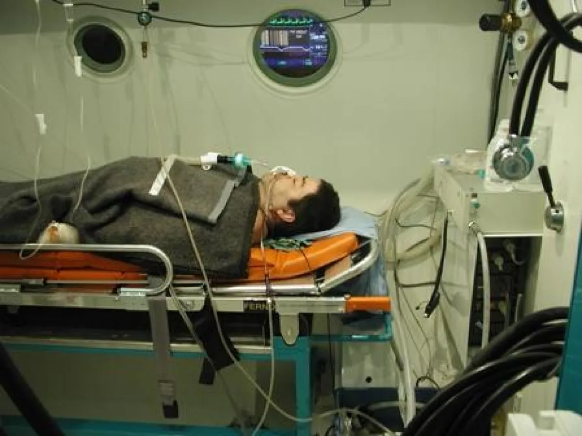 HBO-Notfallbehandlung mit liegendem Patient. Fot: Heiden/Traunstein