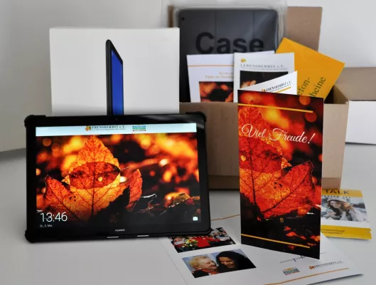 Verein Lebensherbst verschenkt 50 Tablets an 50 Pflegeeinrichtungen Bild: Verein Lebensherbst verschenkt 50 Tablets an 50 Pflegeeinrichtungen