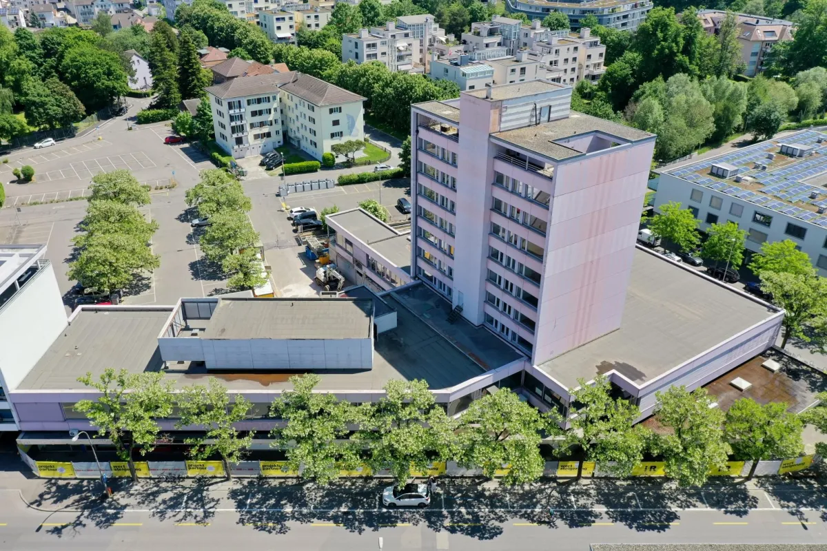 Nach gut zehn Jahren Leerstand wird die Immobilie von i+R entkernt, umgebaut und saniert