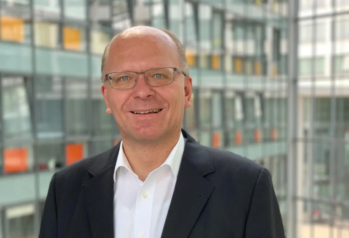 Stefan Schumacher, Vorstandsvorsitzender der vigo (im Atrium am neuen Unternehmenssitz)