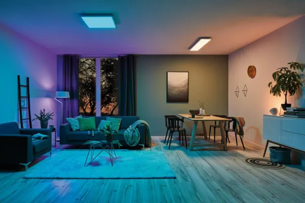 Bild: Mit verschiedenen Lichtquellen für behagliche Stimmung im Wohnzimmer sorgen