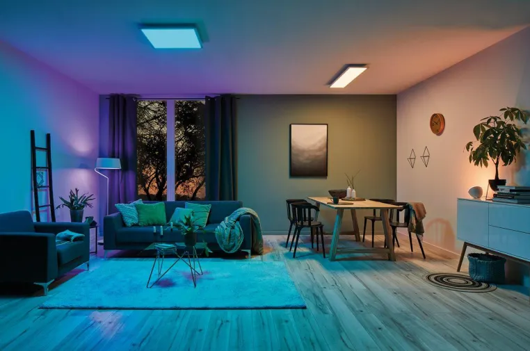 Bild: Mit verschiedenen Lichtquellen für behagliche Stimmung im Wohnzimmer sorgen