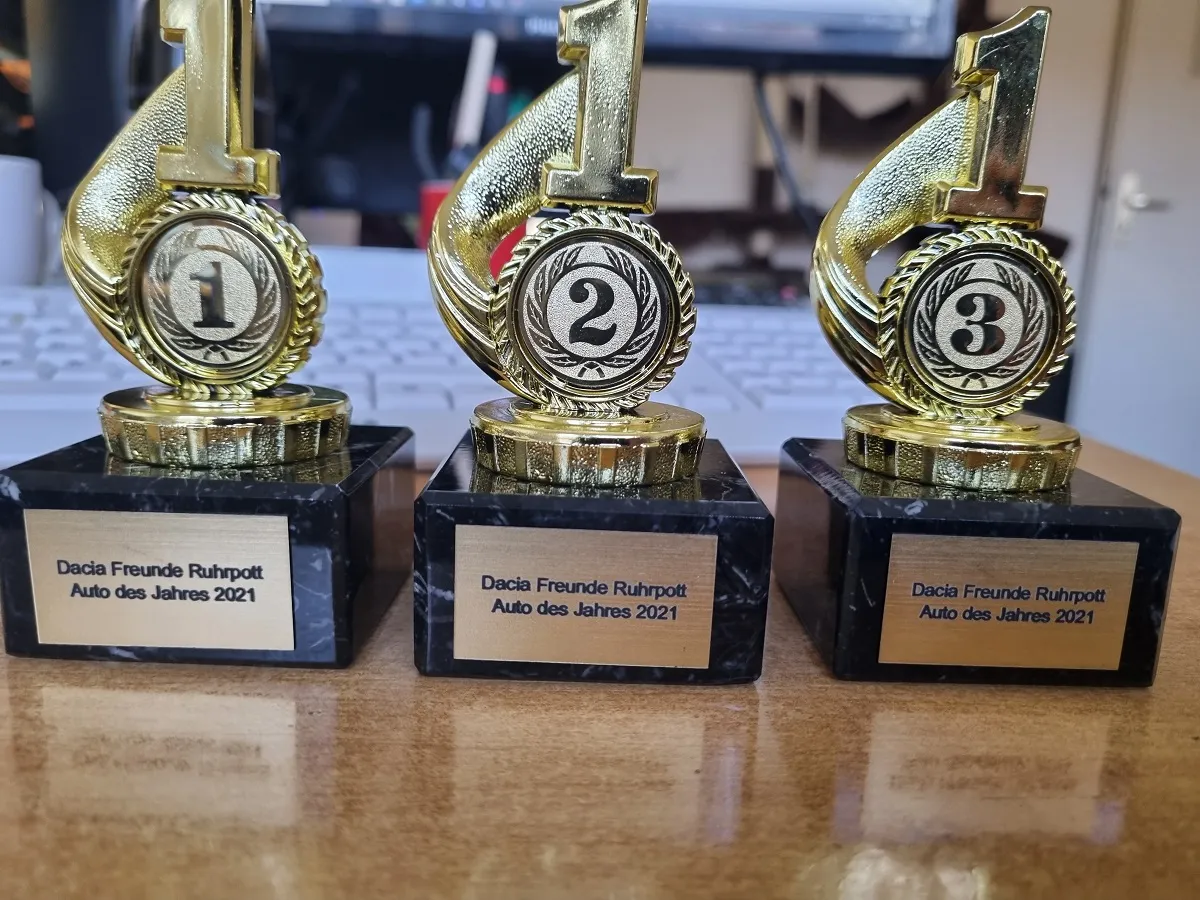 Pokal zum Dacia Freunde Ruhrpott Award 2021 (© Matthias Wurst)